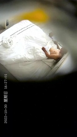 十一月最新流出酒店安防摄像头偷拍光头大叔约炮熟女少妇情人开房六九各种姿势啪啪 截图1