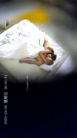 十一月最新流出酒店安防摄像头偷拍光头大叔约炮熟女少妇情人开房六九各种姿势啪啪 截图3