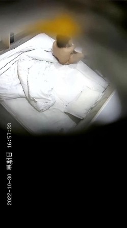 十一月最新流出酒店安防摄像头偷拍光头大叔约炮熟女少妇情人开房六九各种姿势啪啪 截图4
