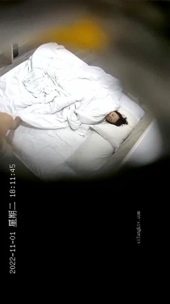 十一月最新流出酒店安防摄像头偷拍光头大叔约炮熟女少妇情人开房六九各种姿势啪啪 截图8