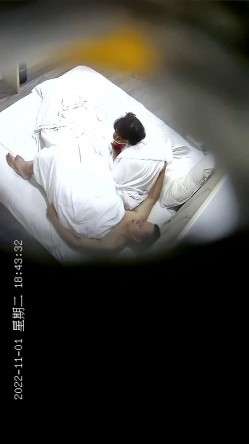 十一月最新流出酒店安防摄像头偷拍光头大叔约炮熟女少妇情人开房六九各种姿势啪啪 截图12