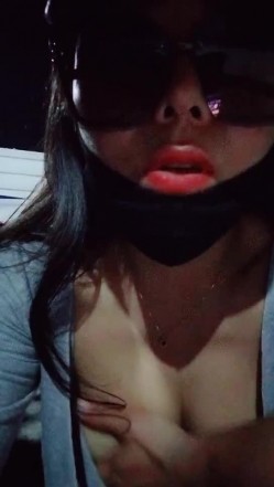 女流氓深夜户外勾搭路人激情啪啪，漏着骚奶子陪狼友撩骚互动，口交大鸡巴站着让小哥后入爆草骚穴和菊花喷水 截图2