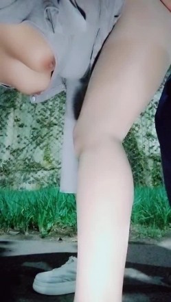 女流氓深夜户外勾搭路人激情啪啪，漏着骚奶子陪狼友撩骚互动，口交大鸡巴站着让小哥后入爆草骚穴和菊花喷水 截图9