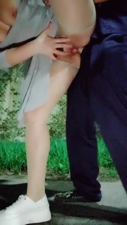 女流氓深夜户外勾搭路人激情啪啪，漏着骚奶子陪狼友撩骚互动，口交大鸡巴站着让小哥后入爆草骚穴和菊花喷水 截图10