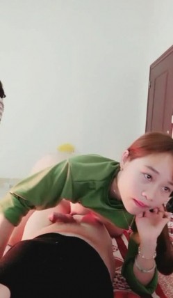 一王二后姐姐和妹妹一块轮坐口活伺候姐夫的鸡巴妹妹的奶子坚挺粉粉的非常诱人 截图4