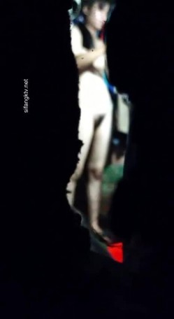 【洗澡更衣偷拍】 多场景冒死偷拍美女学生妹洗澡换衣服 截图7