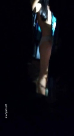 【洗澡更衣偷拍】 多场景冒死偷拍美女学生妹洗澡换衣服 截图16