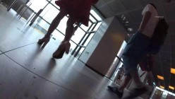 【精品CD】 稀有作品，每部都是精品，手艺高超 27V+YC商场系列：晃着肥臀打游戏淫荡美妇丁子内两侧黑毛全钻出来了 截图2