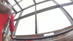 【精品CD】 稀有作品，每部都是精品，手艺高超 27V+YC商场系列：晃着肥臀打游戏淫荡美妇丁子内两侧黑毛全钻出来了 截图5