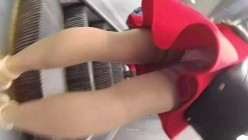 【精品CD】 稀有作品，每部都是精品，手艺高超 27V+YC商场系列：晃着肥臀打游戏淫荡美妇丁子内两侧黑毛全钻出来了 截图6