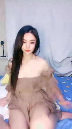 新人！正宗网红脸 ️【无敌雅】性感黑丝~道具自慰等着大哥过来把操大秀 ️超级骚~超跑加V可空降哟！！ 截图3