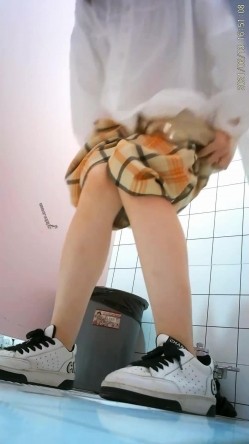 极品CP高端服饰商场女厕定点特写高清偸拍各种女神级别小姐姐方便拍脸又能拍逼角度刁钻赏心悦目 截图4