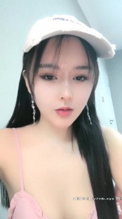 丰满翘肥臀女神，难得一见和四眼土豪老板啪啪视频流出，紧身裤丰满整过容的高颜值女神，这大屁股和卡戴珊有得一比啊 截图2