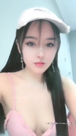 丰满翘肥臀女神，难得一见和四眼土豪老板啪啪视频流出，紧身裤丰满整过容的高颜值女神，这大屁股和卡戴珊有得一比啊 截图3
