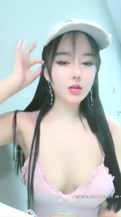 丰满翘肥臀女神，难得一见和四眼土豪老板啪啪视频流出，紧身裤丰满整过容的高颜值女神，这大屁股和卡戴珊有得一比啊 截图5