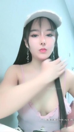 丰满翘肥臀女神，难得一见和四眼土豪老板啪啪视频流出，紧身裤丰满整过容的高颜值女神，这大屁股和卡戴珊有得一比啊 截图7