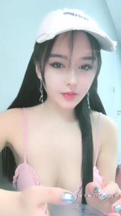 丰满翘肥臀女神，难得一见和四眼土豪老板啪啪视频流出，紧身裤丰满整过容的高颜值女神，这大屁股和卡戴珊有得一比啊 截图8