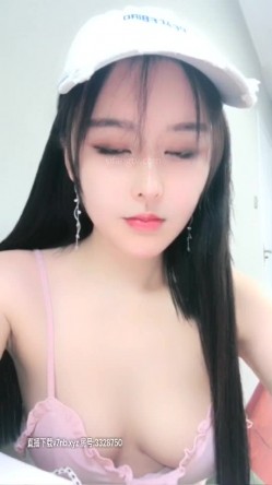 丰满翘肥臀女神，难得一见和四眼土豪老板啪啪视频流出，紧身裤丰满整过容的高颜值女神，这大屁股和卡戴珊有得一比啊 截图16