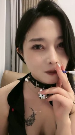 撸管推荐！女神刚下海就玩3p~【冰羊】啪啪！自慰！狂喷水~--风骚姐姐欠债下海酒店跟男友来一场激情 截图2