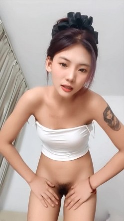 新来的高颜值吊带小美女精彩小秀直播，全程露脸诱惑狼友，给狼友看骚奶子很诱人，刷礼物看逼逼淫声荡语不断 截图1