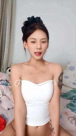 新来的高颜值吊带小美女精彩小秀直播，全程露脸诱惑狼友，给狼友看骚奶子很诱人，刷礼物看逼逼淫声荡语不断 截图3
