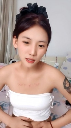 新来的高颜值吊带小美女精彩小秀直播，全程露脸诱惑狼友，给狼友看骚奶子很诱人，刷礼物看逼逼淫声荡语不断 截图9