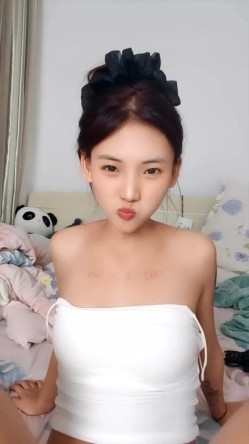 新来的高颜值吊带小美女精彩小秀直播，全程露脸诱惑狼友，给狼友看骚奶子很诱人，刷礼物看逼逼淫声荡语不断 截图10