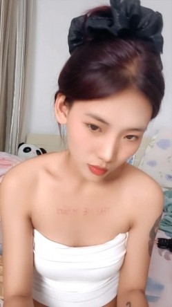 新来的高颜值吊带小美女精彩小秀直播，全程露脸诱惑狼友，给狼友看骚奶子很诱人，刷礼物看逼逼淫声荡语不断 截图11