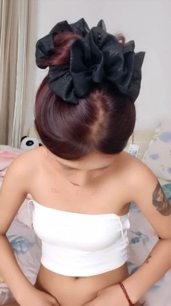 新来的高颜值吊带小美女精彩小秀直播，全程露脸诱惑狼友，给狼友看骚奶子很诱人，刷礼物看逼逼淫声荡语不断 截图13