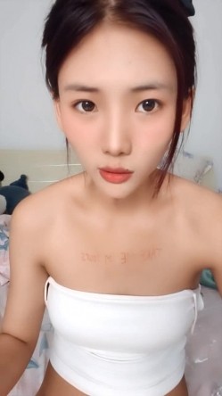新来的高颜值吊带小美女精彩小秀直播，全程露脸诱惑狼友，给狼友看骚奶子很诱人，刷礼物看逼逼淫声荡语不断 截图16