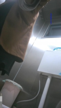 《极品CP魔手外购》大神潜入学生公寓女卫暗装针孔逼脸同框偸拍各种小姐姐方便，有美女有美鲍还有性感大阴毛 截图2
