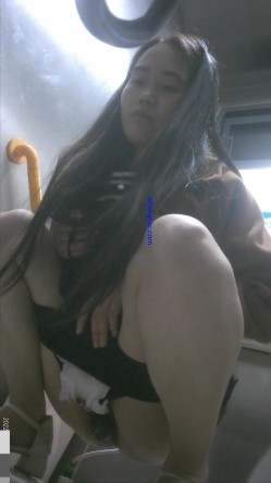 《极品CP魔手外购》大神潜入学生公寓女卫暗装针孔逼脸同框偸拍各种小姐姐方便，有美女有美鲍还有性感大阴毛 截图9