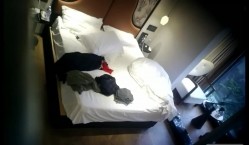 酒店偷拍天眼精品39号房 外面刮着台风小伙床边爆操眼镜御姐范女友高潮时掐着脖子无套中出 截图1
