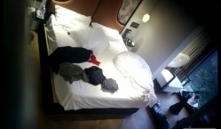 酒店偷拍天眼精品39号房 外面刮着台风小伙床边爆操眼镜御姐范女友高潮时掐着脖子无套中出 截图2