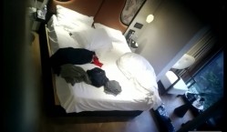酒店偷拍天眼精品39号房 外面刮着台风小伙床边爆操眼镜御姐范女友高潮时掐着脖子无套中出 截图3