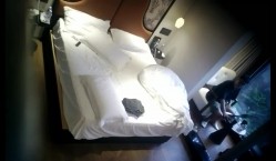 酒店偷拍天眼精品39号房 外面刮着台风小伙床边爆操眼镜御姐范女友高潮时掐着脖子无套中出 截图7