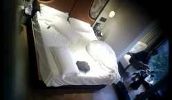 酒店偷拍天眼精品39号房 外面刮着台风小伙床边爆操眼镜御姐范女友高潮时掐着脖子无套中出 截图8