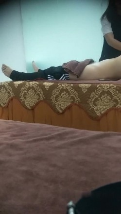 老哥大保健TP女技师撸管啪啪 边打飞机边摸奶按摩床上大力猛操非常诱人 截图1