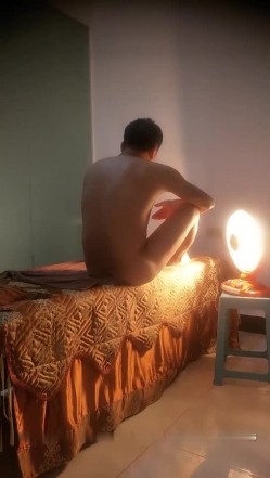 老哥大保健TP女技师撸管啪啪 边打飞机边摸奶按摩床上大力猛操非常诱人 截图9