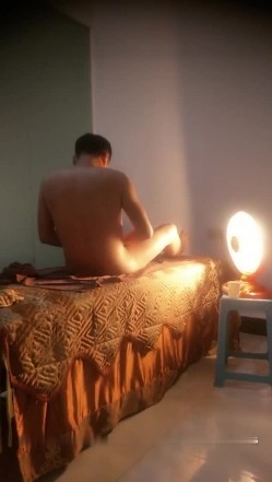 老哥大保健TP女技师撸管啪啪 边打飞机边摸奶按摩床上大力猛操非常诱人 截图10