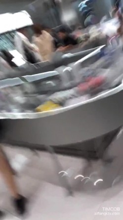 地铁商场贴身极限偸拍数位小姐姐裙内碰到几位超骚的反差婊不穿内裤真空露逼出门以为裙子长就没事了 截图1