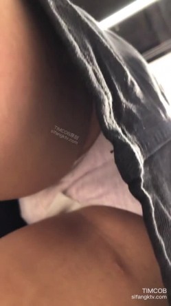地铁商场贴身极限偸拍数位小姐姐裙内碰到几位超骚的反差婊不穿内裤真空露逼出门以为裙子长就没事了 截图4
