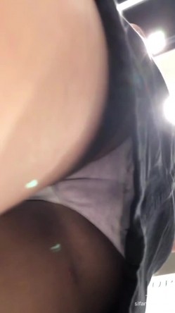 地铁商场贴身极限偸拍数位小姐姐裙内碰到几位超骚的反差婊不穿内裤真空露逼出门以为裙子长就没事了 截图5