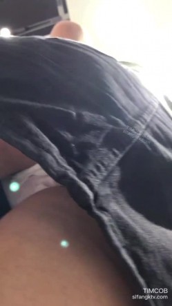 地铁商场贴身极限偸拍数位小姐姐裙内碰到几位超骚的反差婊不穿内裤真空露逼出门以为裙子长就没事了 截图13
