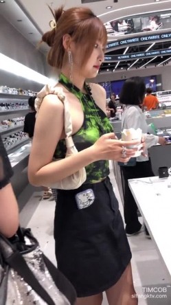 地铁商场贴身极限偸拍数位小姐姐裙内碰到几位超骚的反差婊不穿内裤真空露逼出门以为裙子长就没事了 截图16