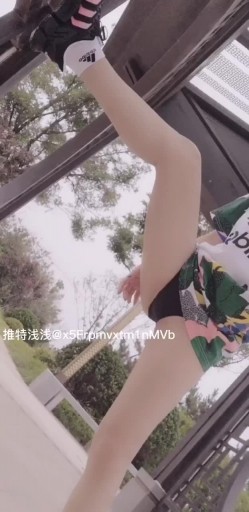 推特极限露出，长腿女神【浅浅GI9ZA】订阅，人前，公共场合，各种社死露出，诱惑农村老头 截图3