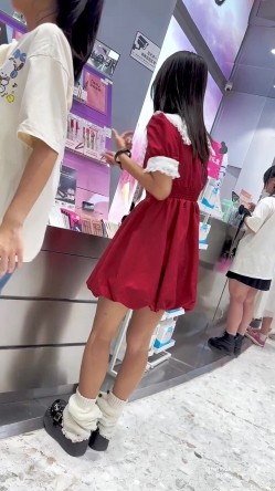 街拍抄底大神『KFC』高颜值coser被前抄隔着内内透毛 截图10