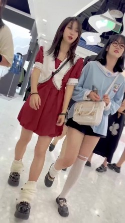 街拍抄底大神『KFC』高颜值coser被前抄隔着内内透毛 截图14