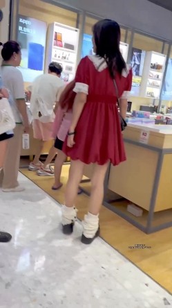 街拍抄底大神『KFC』高颜值coser被前抄隔着内内透毛 截图15