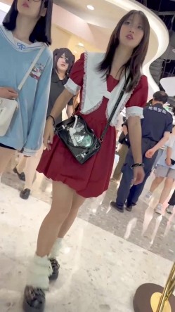街拍抄底大神『KFC』高颜值coser被前抄隔着内内透毛 截图16